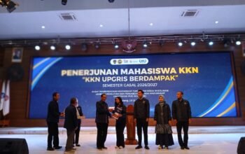 Rektor UPGRIS, Dr Sapto Budoyo menghadiri acara Pelepasan Mahasiswa KKN Semester Gasal tahun 2026/2027 bertempat di Balairung UPGRIS