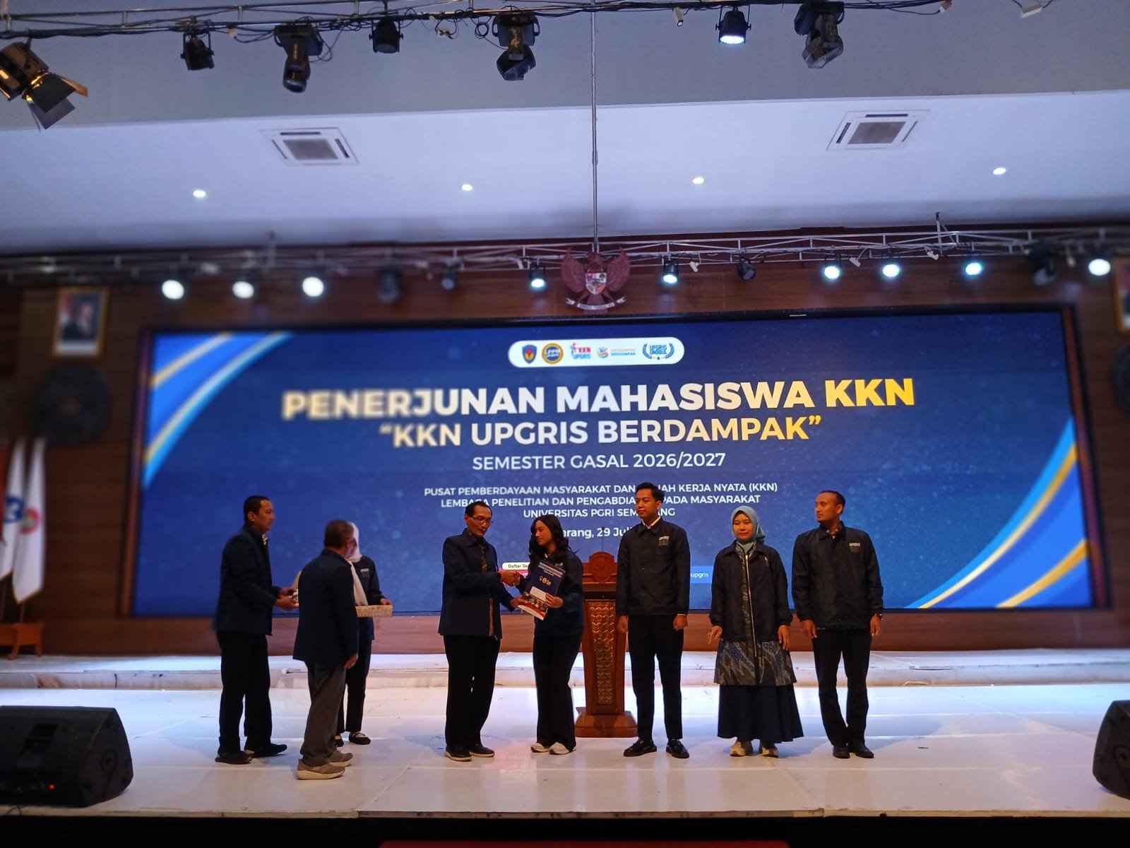 Rektor UPGRIS, Dr Sapto Budoyo menghadiri acara Pelepasan Mahasiswa KKN Semester Gasal tahun 2026/2027 bertempat di Balairung UPGRIS