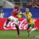 Pesepak bola Mesir, Mohamed Salah (kiri), berebut bola dengan pesepak bola Australia, Aziz Behich.