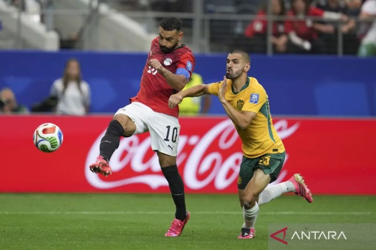 Pesepak bola Mesir, Mohamed Salah (kiri), berebut bola dengan pesepak bola Australia, Aziz Behich.