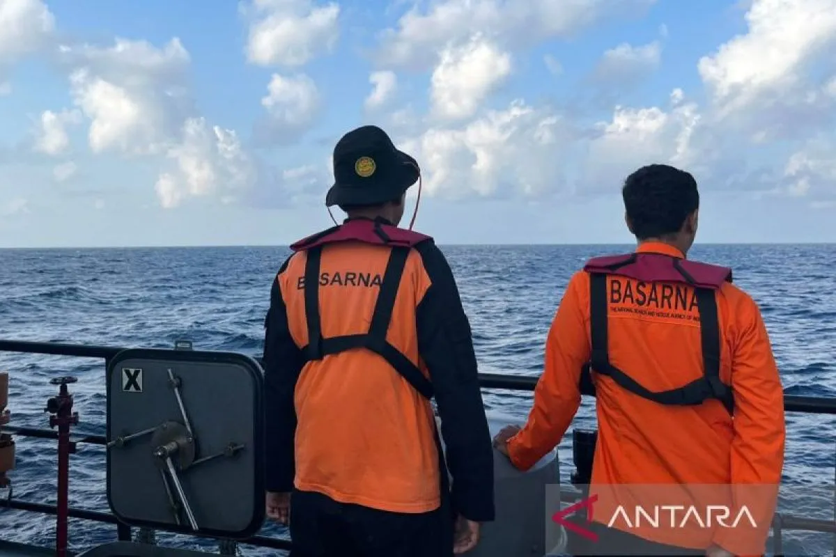 Tim SAR Gabungan memantau lokasi pasca kecelakaan KM Nurul Salsa yang karam untuk mencari puluhan korban penumpang yang masih dinyatakan hilang.