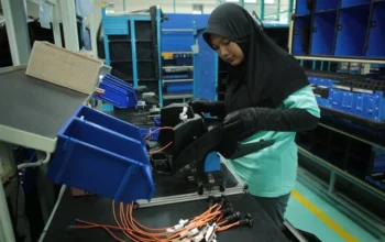 Proses produksi dan perakitan motor listrik merek ALVA di pabrik berlokasi di Cikarang, Jawa Barat