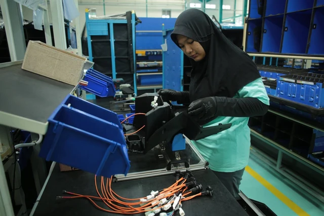 Proses produksi dan perakitan motor listrik merek ALVA di pabrik berlokasi di Cikarang, Jawa Barat