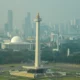Kabut polusi udara menyelimuti kawasan di Jakarta