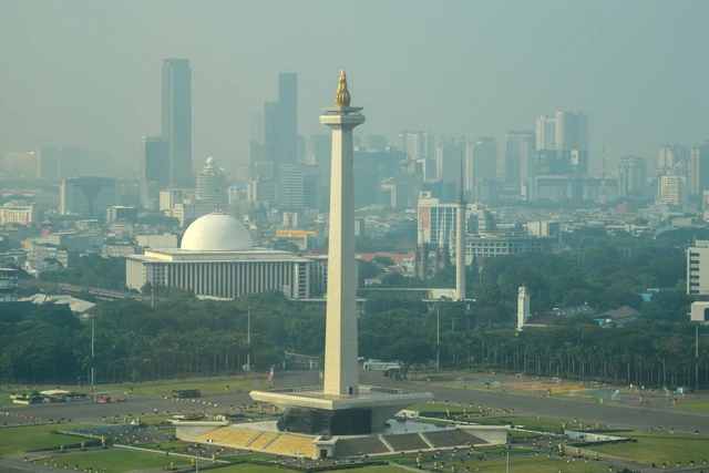 Kabut polusi udara menyelimuti kawasan di Jakarta