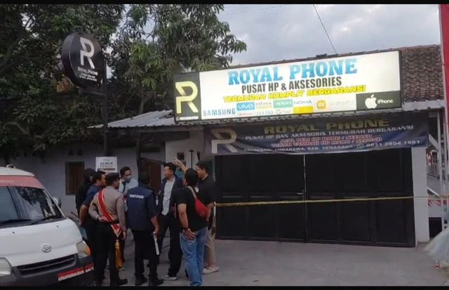 salah satu konter Handphone dijaga polisi usai perampokan