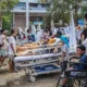 Sejumlah pasien terdampak gempa dievakuasi di halaman RS Siloam Labuan Bajo, Manggarai Barat, NTT