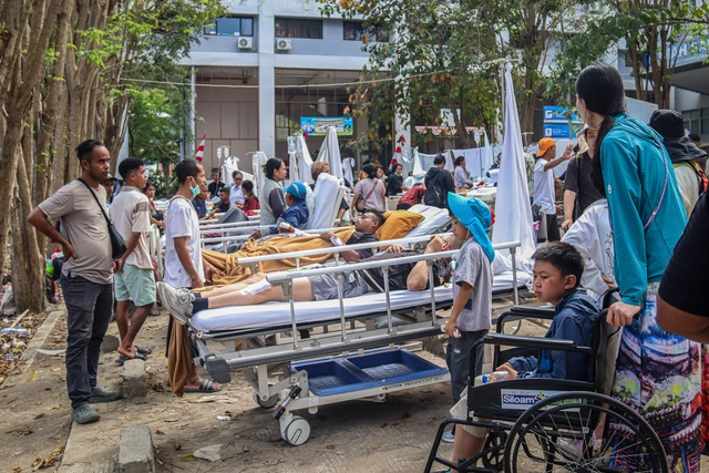 Sejumlah pasien terdampak gempa dievakuasi di halaman RS Siloam Labuan Bajo, Manggarai Barat, NTT