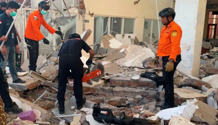 Pasca Gempa 7,7 Magnitudo, Turis di Laboan Baju Luka Tertimpa Runtuhan Bangunan Hotel