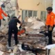 Petugas melakukan penyisiran bangunan Pelabuhan Laurentius Say Maumere yang rusak akibat gempa di Kabupaten Sikka, Nusa Tenggara Timur (NTT)