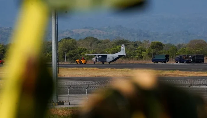Insiden Pesawat Casa TNI Tergelincir Usai Pecah Ban di Bandara Hasanuddin, Tiga Kru Selamat