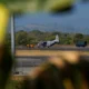Personel berhasil mengevakuasi pesawat Cassa U-6215 yang tergelincir di Bandara Internasional Sultan Hasanuddin, Kabupaten Maros, Sulawesi Selatan