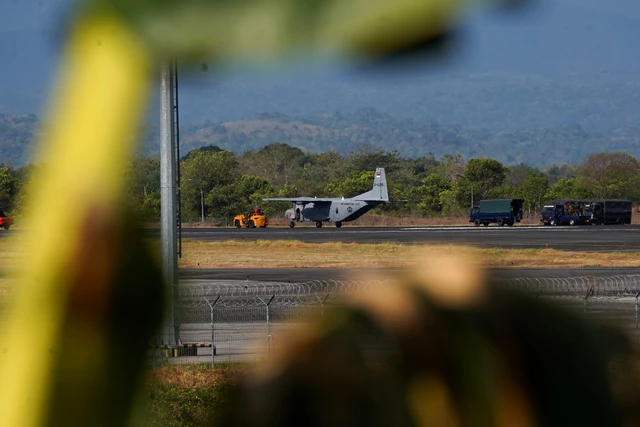 Personel berhasil mengevakuasi pesawat Cassa U-6215 yang tergelincir di Bandara Internasional Sultan Hasanuddin, Kabupaten Maros, Sulawesi Selatan