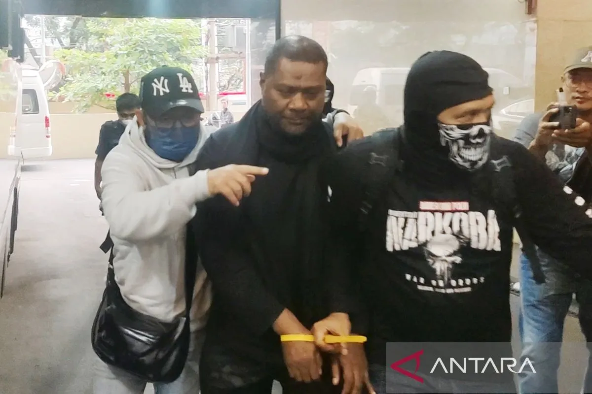 Penyidik Direktorat Tindak Pidana Narkoba (Dittipidnarkoba) Bareskrim Polri menggiring buronan kasus dugaan peredaran narkoba bernama Basri Lewaimang di Gedung Bareskrim Polri, Jakarta,