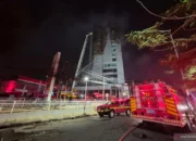 Kebakaran Gedung Bapenda DKI Jakarta terjadi di lantai 11-16, Satu Pekerja Dievakuasi Damkar