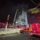 Petugas pemadam kebakaran berupaya memadamkan api yang berkobar di Gedung Bapenda DKI, Jalan Abdul Muis, Jakarta Pusat