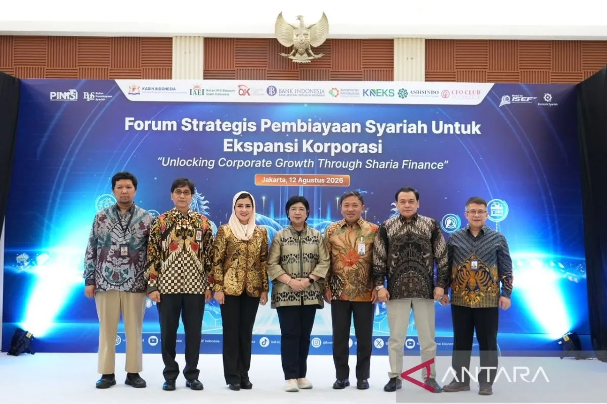 Pejabat Sementara (Pjs.) Gubernur Bank Indonesia Destry Damayanti (tengah) saat menghadiri Forum Strategis Pembiayaan Syariah untuk Ekspansi Korporasi di Jakarta