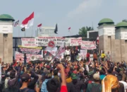 Tuntut RUU Perampasan Aset Disahkan, Massa AMPB Geruduk Gedung DPR RI