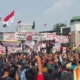 Massa aksi dari Aliansi Masyarakat Pati Bersatu dan sejumlah elemen massa menggelar demo di depan kompleks parlemen Jakarta