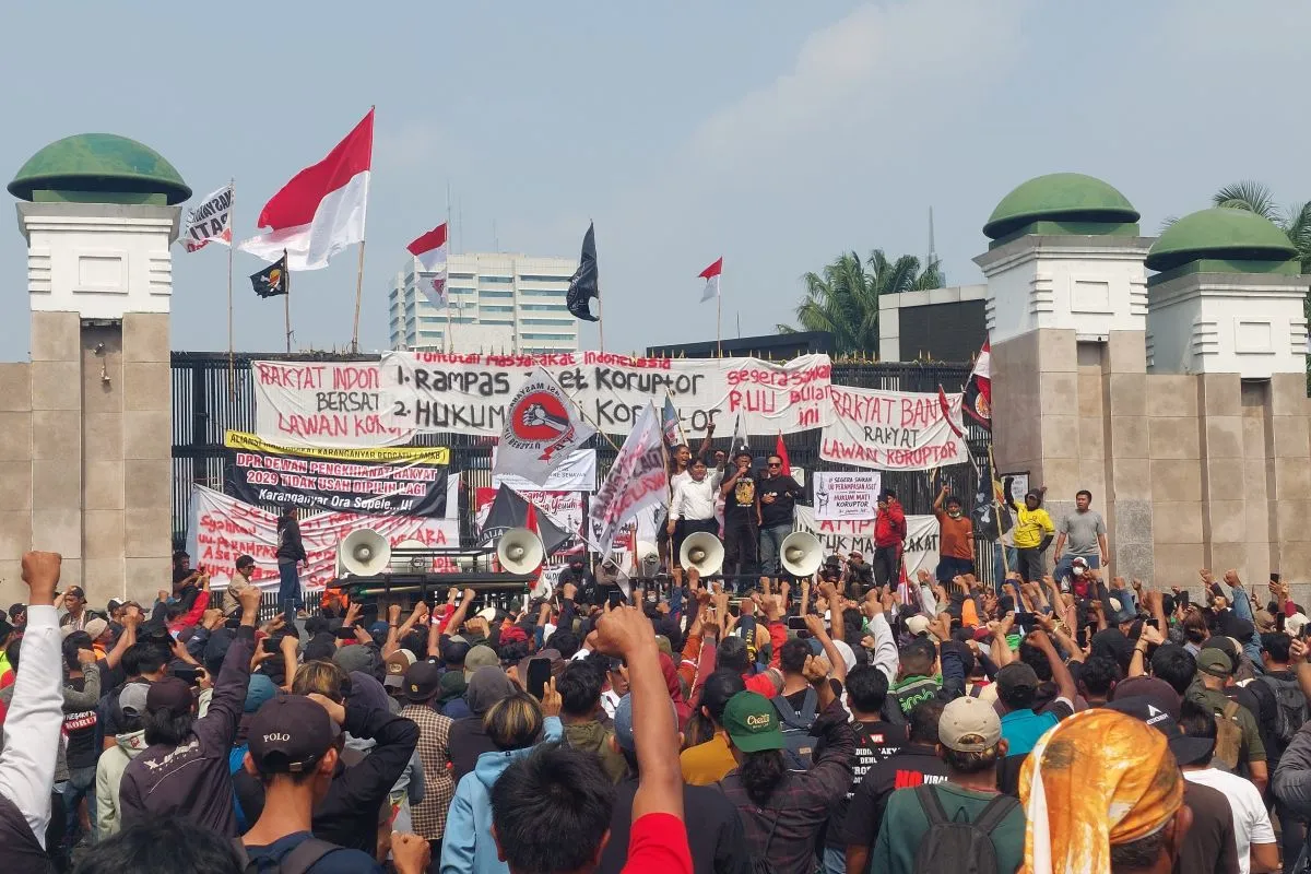 Massa aksi dari Aliansi Masyarakat Pati Bersatu dan sejumlah elemen massa menggelar demo di depan kompleks parlemen Jakarta