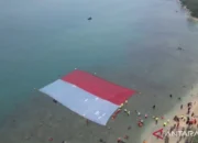 Peringati HUT Kemerdekaan RI ke- 81, Lanal Banten Bentangkan Merah Putih di Laut