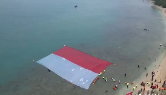 Peringati HUT Kemerdekaan RI ke- 81, Lanal Banten Bentangkan Merah Putih di Laut