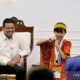 Gubernur Sumatera Utara Bobby Nasution (kiri) menerima Caroline Cicilia Nababan siswi SD Negeri 18 Rantau Selatan meraih medali emas olimpiade sains dan matematika tingkat Asia