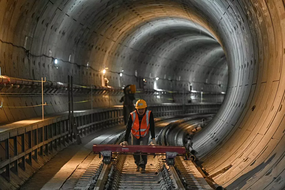 Pekerja melakukan uji coba perlintasan jalur kereta MRT Fase 2A CP 201 di kawasan Gambir, Jakarta.