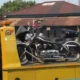 Mobil towing mengangkut tiga motor mewah keluar dari kediaman orang dekat bupati Pemalang di Kecamatan Moga,