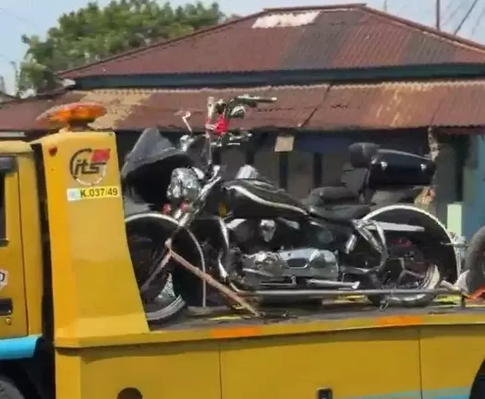 Mobil towing mengangkut tiga motor mewah keluar dari kediaman orang dekat bupati Pemalang di Kecamatan Moga,