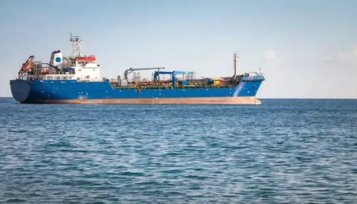 Pantai Oman Tercemar Tumpahan Minyak Tanker Rusia