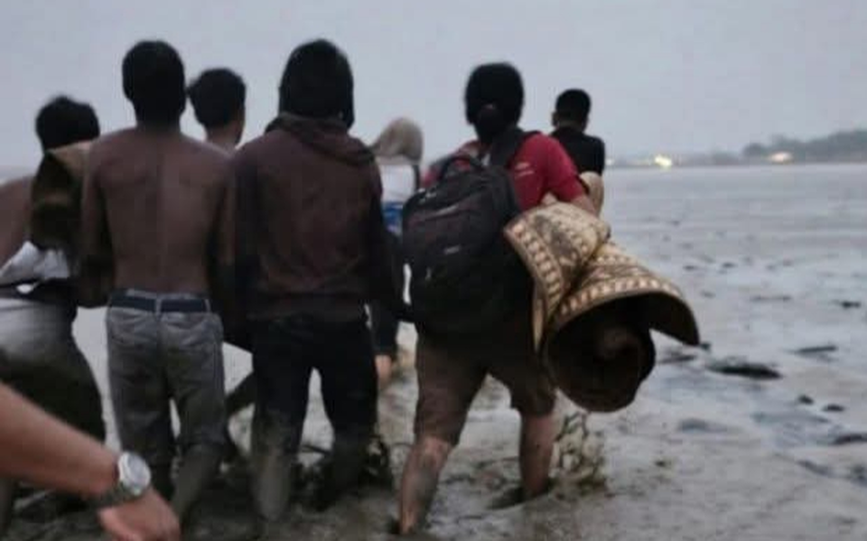 Aksi heroik bidan desa Langkat terobos laut selamatkan pasien