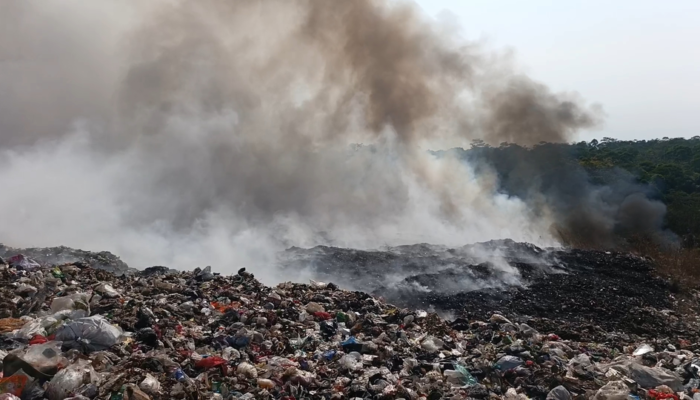 Kebakaran TPA Ciniru Kuningan Meluas hingga Dua Hektare