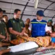 Menteri Kesehatan Budi Gunadi Sadikin menjenguk pasien yang mengalami patah tulang akibat gempa Nusa Tenggara Timur (NTT)