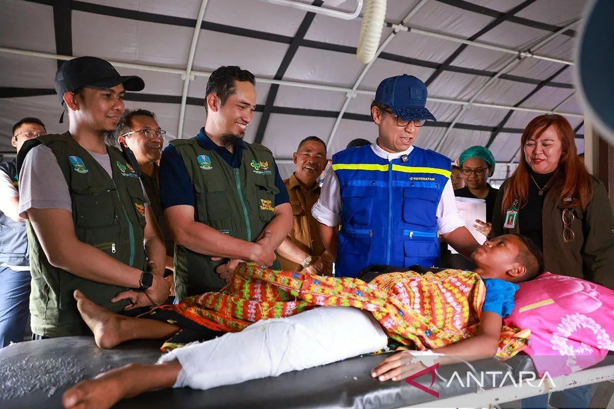 Menteri Kesehatan Budi Gunadi Sadikin menjenguk pasien yang mengalami patah tulang akibat gempa Nusa Tenggara Timur (NTT)