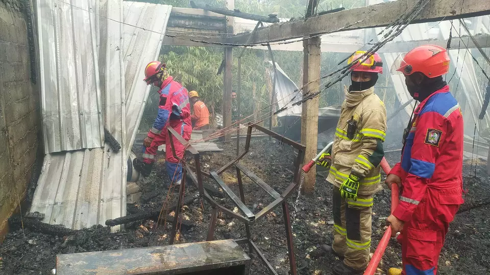 Kebakaran melanda sebuah kandang ayam di Dukuh Gendon, RT 03/RW 03, Desa Genengan, Kecamatan Jumantono, Kabupaten Karanganyar, Jawa Tengah,