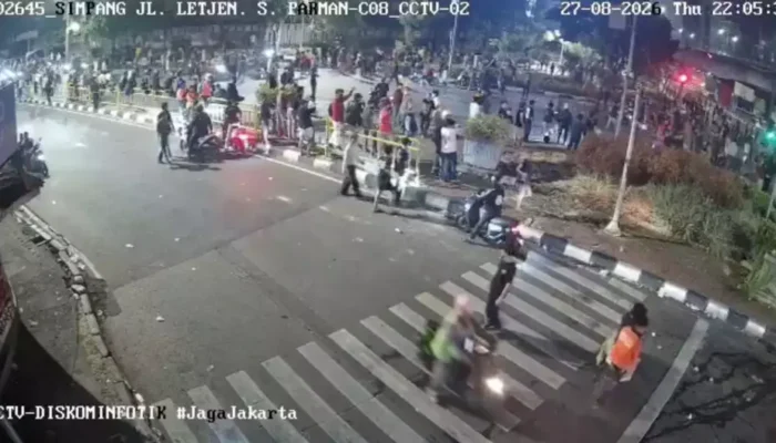 Pos Polisi Dibakar, Massa Berkerumun di Simpang Slipi