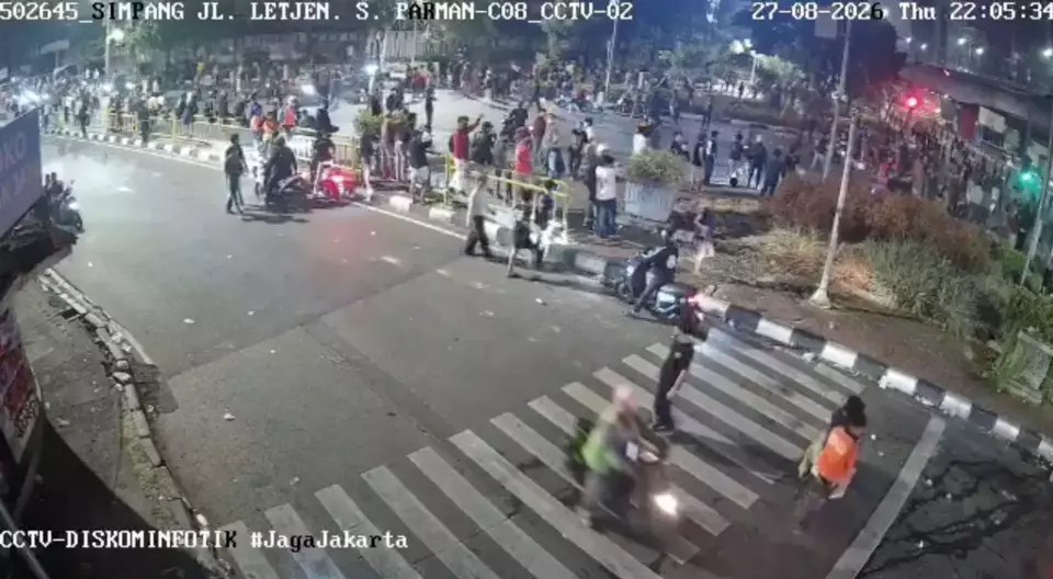 Suasana kerumunan massa saat aksi demonstrasi menuntut RUU Perampasan aset di gedung DPR/MPR RI
