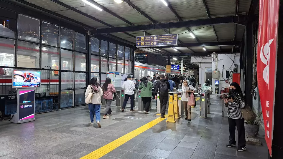 Suasana Stasiun Karet, Jakarta Pusat, Senin 31 Agustus 2026 malam. Mulai 1 September 2026, stasiun tersebut tidak lagi melayani naik-turun penumpang Commuter Line k