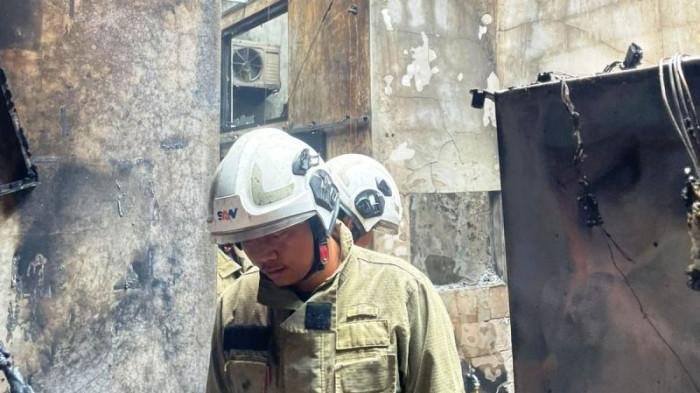 Petugas Damkar Kota Semarang melakukan pemadaman api di sebuah rumah di Jalan Cendana Timur, Kelurahan Srondol Wetan, Banyumanik.