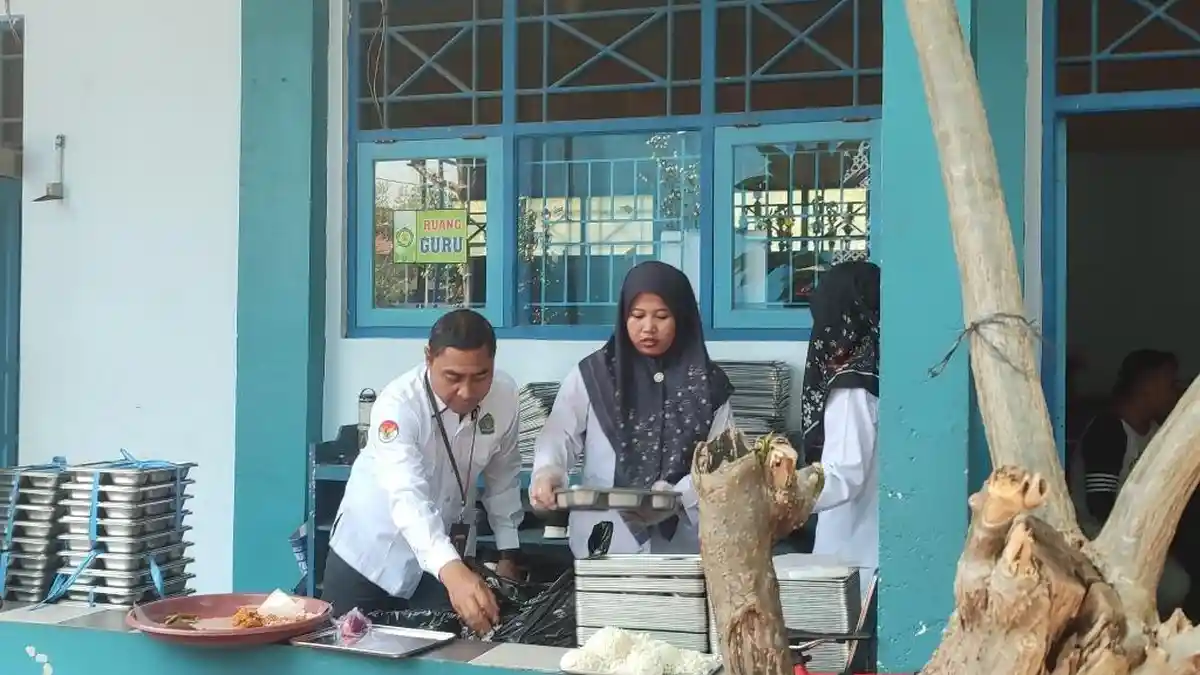 Para guru membersihkan sampah MBG dari ompreng di sebuah sekolah di kawasan KPPG Semarang,