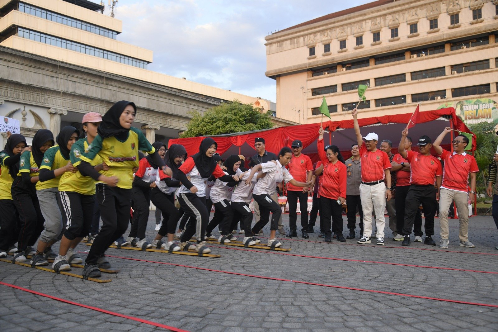 Walikota Semarang, Agustina Wilujeng, melepas peserta lomba bakiak di halaman Balaikota Semarang, baru-baru ini.