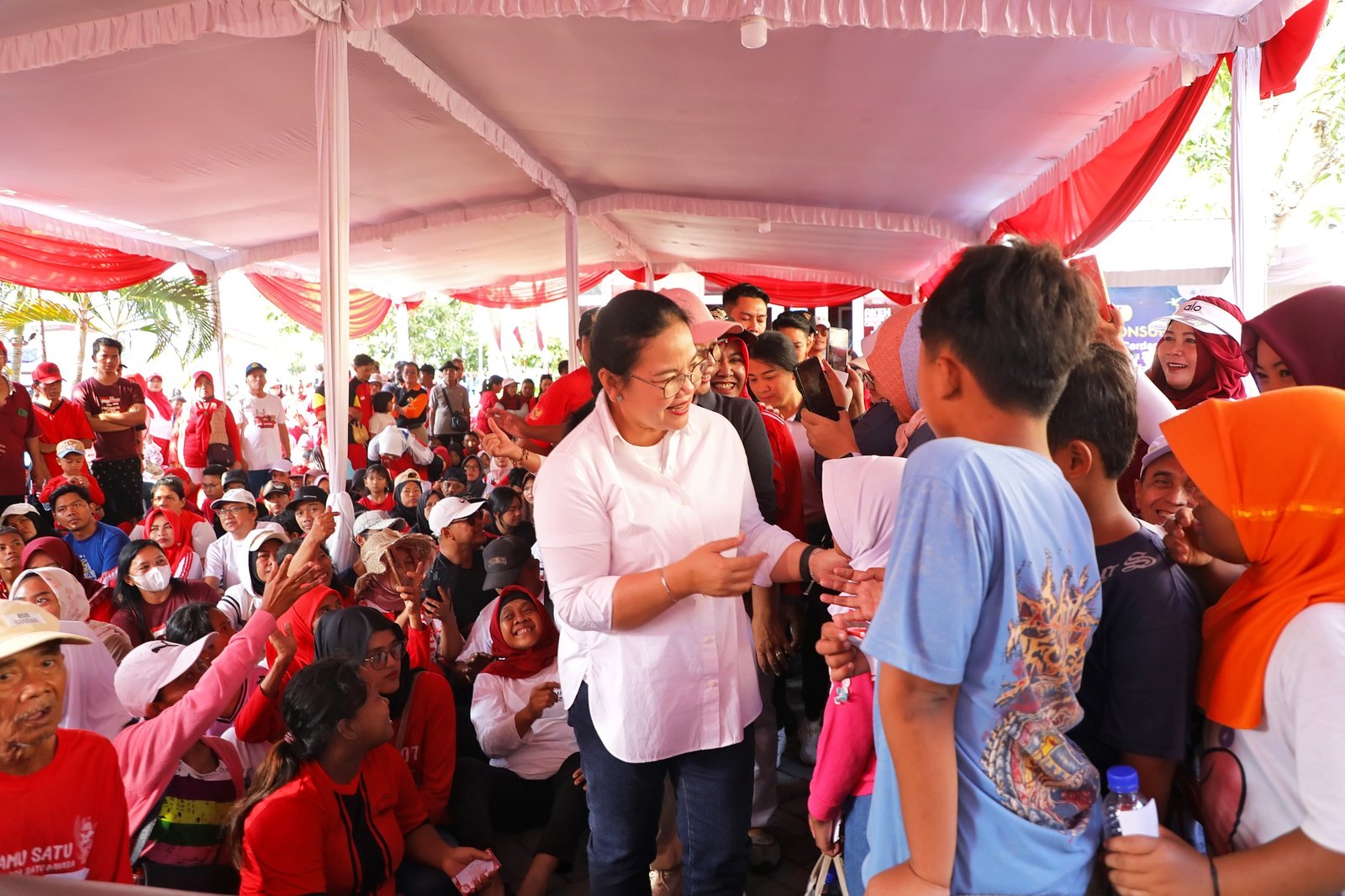 Walikota Semarang, Agustina Wilujeng mengikuti jalan sehat warga di Muktiharjo Kidul