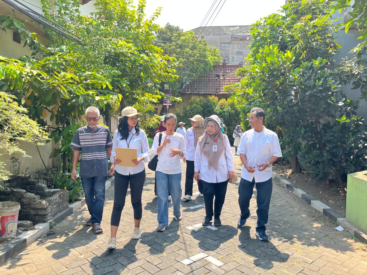 Tim verifikasi lapangan DLH Kota Semarang saat meninjau lingkungan peserta lomba kampung hijau, baru-baru ini.