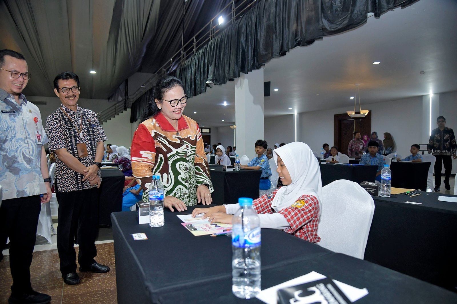 Walikota Semarang, Agustina Wilujeng menyapa salah satu peserta lomba SiNARAN (Sains Anak Kota Semarang).