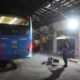 Petugas melakukan pemeriksaan kelaikan armada Trans Semarang di Terminal Mangkang.