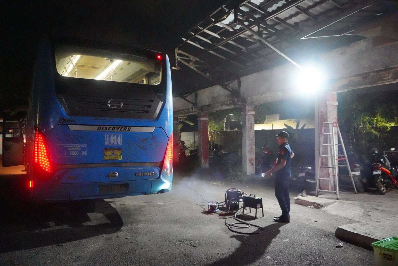 Petugas melakukan pemeriksaan kelaikan armada Trans Semarang di Terminal Mangkang.