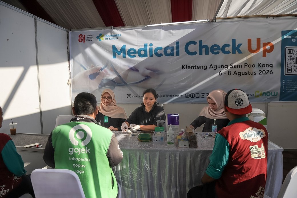 Sejumlah warga memeriksakan diri di medical cek up di Kelenteng Sampookong, Jumat (7/8/2026).