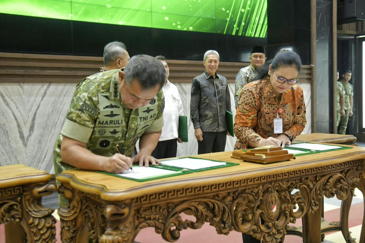 Walikota Semarang,Agustina Wilujeng menandatangani kesepakatan bersama dengan KSAD Jenderal TNI Maruli Simanjuntak di Mabesad, Jakarta.