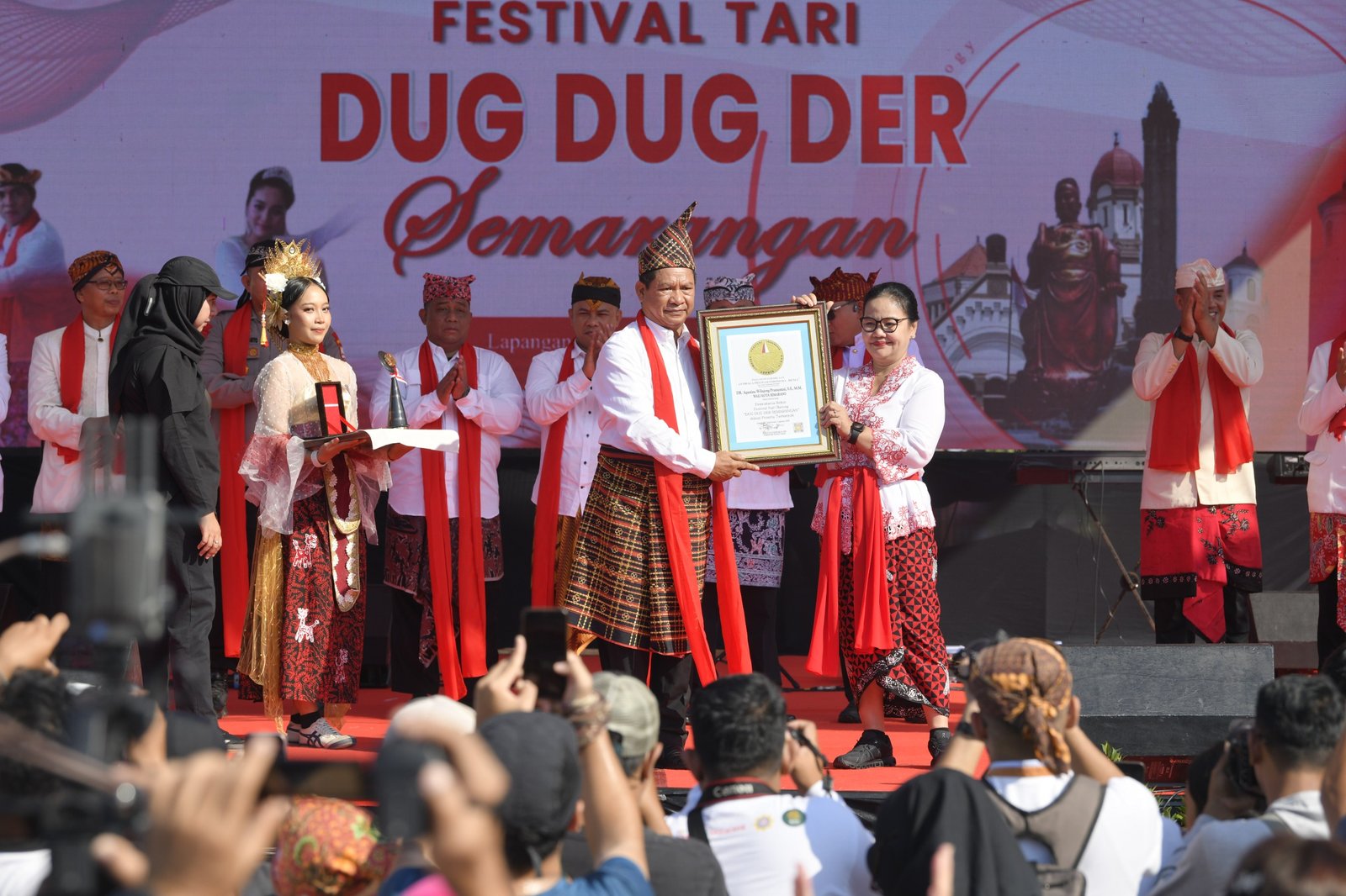 Walikota Semarang, Agustina Wilujeng menerima penghargaan LEPRID memecahkan rekor Festival Nari Bareng peserta terbanyak.